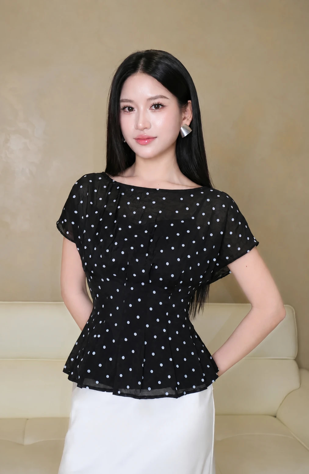 Áo chấm bi cổ thuyền