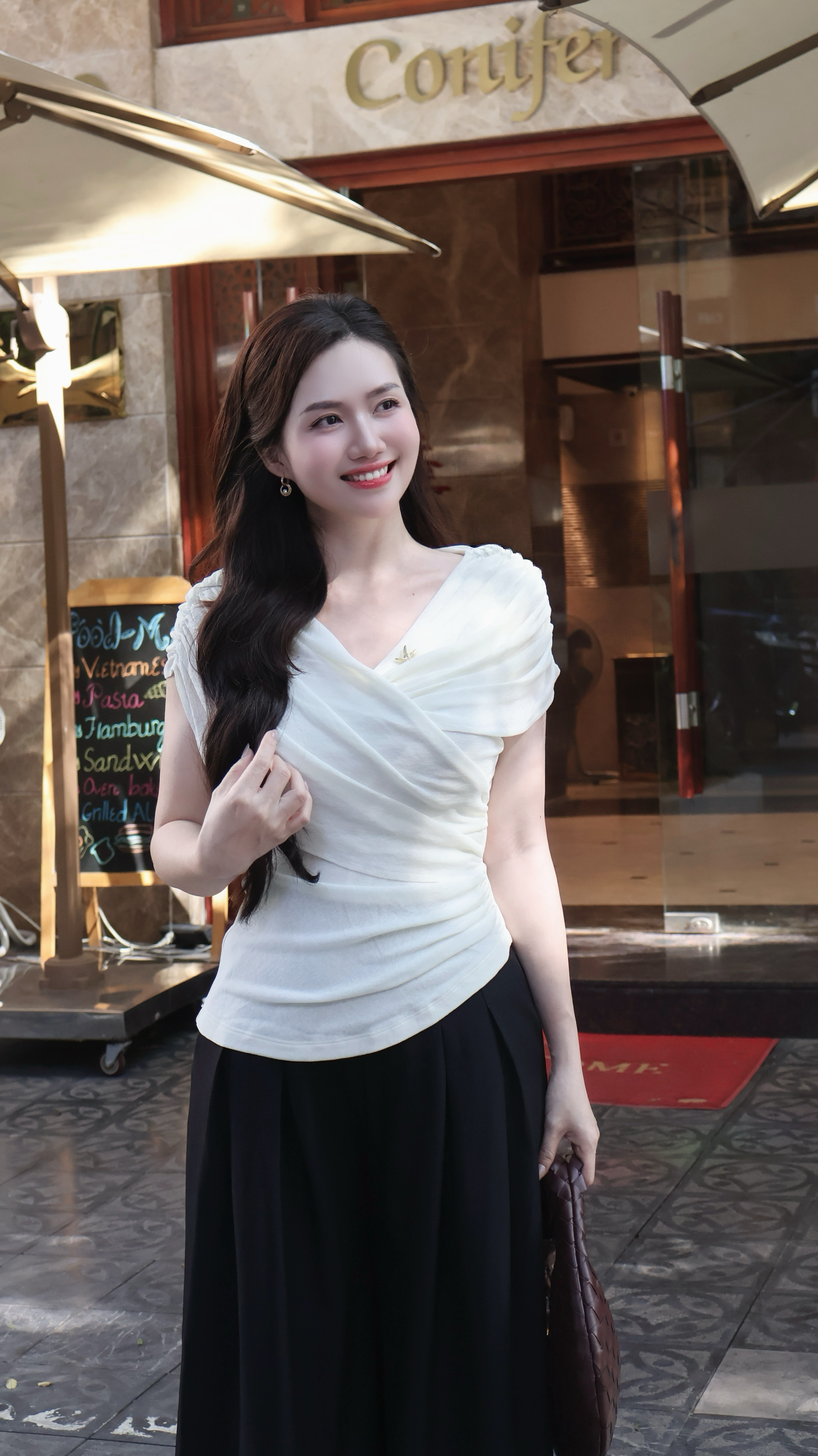 MC Huyền Dương & Nghệ Thuật Chọn Trang Phục Cho Người Dẫn Chuyện